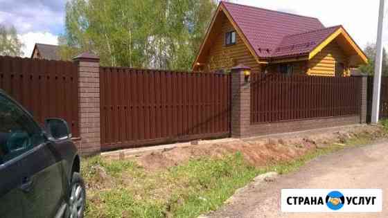 Забор на фундаменте с кирпичными столбами Москва