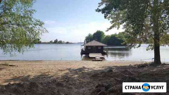 Баня на понтоне на дровах на берегу Волги Энгельс