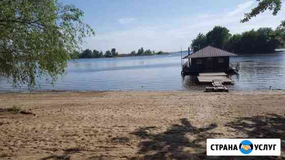 Баня на дровах на понтоне на берегу Волги Саратов