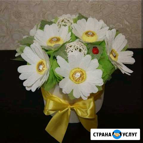 Букеты из цветов с конфетами Сургут - изображение 1