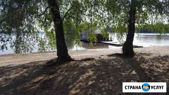 Баня на дровах на понтоне на берегу Волги Саратов